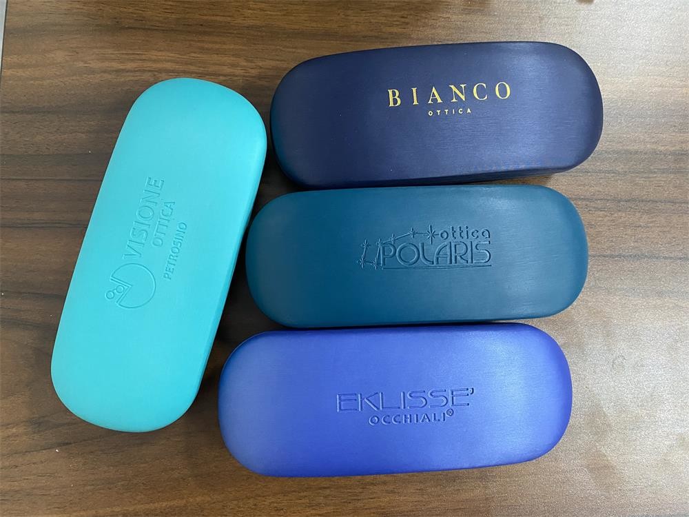 último caso de la compañía sobre Caja metálica con los diversos logotipos y colores